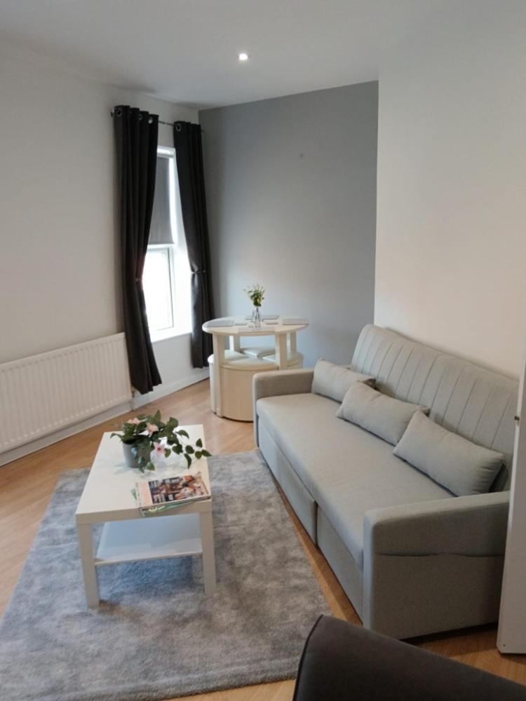 Welcome To This Flat Кетеринг Экстерьер фото
